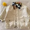 Roupa exterior infantil 2026 coleção outono nova: Jaqueta xadrez de bolso da moda estilo coreano para meninos, atacado para crianças pequenas e médias