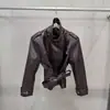 Colección de otoño transfronteriza 2026: Chaqueta de cuero PU minimalista, texturizada y elegante con cuello alto, diseño inspirado en la motocicleta y cintura ceñida con cordón