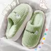 Pantuflas de algodón impermeables para invierno al por mayor, pantuflas cálidas de algodón plumón impermeables antideslizantes para el hogar en interiores para parejas al por mayor en invierno