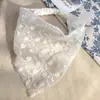 Diadema Blanca de Encaje Bordado Triángulo Estilo Francés con un Ambiente de Hada para una Atmósfera Femenina, Perfecta para Sesiones de Fotos y Check-Ins