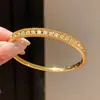 Pulseira Circular Dupla Camada com Zircônia Banhada a Ouro 18K Real, Estilo Europeu e Americano, Pulseira de Pulso Fashion Personalizada, Joia com Toque de Luxo Leve e de Alta Qualidade
