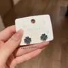 Aretes de flor de cuatro hojas con circón azul, pequeños y exquisitos, con un toque de alta gama, aretes elegantes, nuevo modelo 2026, lujo ligero y hermosos accesorios para la oreja