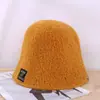 Sombrero para Mujer Otoño e Invierno Color Sólido Tela con Letras Sombrero Cubo Mostrando la Cara Terciopelo de Cordero Pequeño Sombrero de Pescador Cálido de Invierno para Amantes