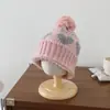 Gorro de inverno para crianças, gorro de tricô com pompom e design de coração, proteção para as orelhas, espessado, borda dobrada, gorro moderno à prova de vento para meninos e meninas