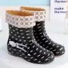 Botas de lluvia de tela con flor de cristal de verano, para mujer, hasta la pantorrilla, zapatos de agua, zapatos de goma impermeables para cocina, botas de agua cortas antideslizantes, botas de lluvia para mujer con acolchado de algodón