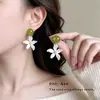 Pendientes frescos y dulces estilo vacacional con borlas florales, borlas de perlas estilo francés, pendientes llamativos de lujo ligero y alta gama