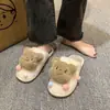 Pantuflas casuales cerradas antideslizantes versátiles para mujer, nuevas pantuflas de algodón con diseño de oso lindo para niñas, otoño e invierno 2026