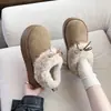 Botas de neve forradas com fleece, espessas, quentes, de calçar fácil para mulheres, outono e inverno, que aumentam a altura, estilosas e adequadas para uso ao ar livre, com um estilo peludo e boêmio