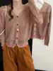 Cardigã de tricô com fio na cor pérola e decote em V feminino, feito com uma mistura macia e confortável de fios, criando um efeito emagrecedor, perfeito para usar em camadas e adicionar um toque de elegância ao seu look do dia a dia.