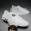 Nuevos zapatos de verano para hombre, zapatillas blancas transpirables, zapatos deportivos planos versátiles de moda estilo coreano, zapatillas casuales para hombre