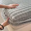 Novo Conjunto de Três Peças com Saia de Cama e Fronhas de Lã de Leite para Aquecimento de Inverno Cor Sólida Simples Uso Doméstico Protetor de Colchão Totalmente Fechado