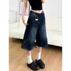 Jeans cropped versátil azul lavado de cintura alta com controle de barriga, corte slim único que faz você parecer mais alta, mais magra e com pernas mais longas, calça de perna larga