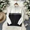 Suéter de punto otoño/invierno estilo europeo y americano con bordado de caballo pequeño, cuello alto retro, media cremallera y diseño de bloques de color, versátil para mujer