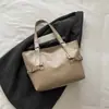 Bolsa de axila retrô de outono e inverno de grande capacidade, nova bolsa tote estilosa com visual sofisticado, bolsa de ombro simples para o dia a dia, bolsa macia