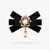 Broche de Terciopelo Retro Europeo y Americano Personalizado con Lazo, Flor de Encaje y Decoración de Cuello Estilo Chanel