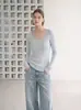 Elegante top de tricô feminino novo para o início do outono, com decote U e mangas compridas, com toque de alta qualidade, suéter acinturado de caimento justo