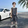 Conjunto de Colete Sem Manga de Verão para Meninos 2026 Novo Estilo Roupa de Verão Fresca e Estilosa para Meninos Mais Velhos, Conjunto Leve de Duas Peças para Crianças