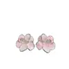 Pequeños y sencillos, estos pendientes florales en forma de gota, teñidos al aceite, ofrecen una estética dulce, fresca y delicada con un diseño único.