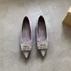 Sapatos de Salto Único Elegantes Bico Fino Fivela Quadrada com Strass Boca Rasa Estilo Moda Nova Verão 2026 com Aumento de Altura Oculto Sapatos Versáteis para Noite