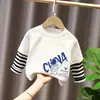 2026 Nova Camiseta Estilosa de Algodão Puro para Meninos, Manga Longa, Solta e Versátil, Camada Base Outono Inverno, Roupa Infantil