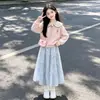 Conjunto de dos piezas para niña: una sudadera con cuello de muñeca y una falda midi de moda con lazo, perfecta para principios de otoño, adecuada para la escuela
