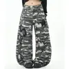 Pantalones de trabajo estilo americano de diseño deconstruido, camuflaje patchwork bordado, pierna curva, unisex, corte holgado, pierna ancha, versátiles y con acabado desgastado