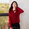 Suéter Rojo de Año Nuevo para Mujer 2024 Invierno Nuevo Temperamento Cuello en V Diseño Chic Sentido Amor Botón Cárdigan Tejido