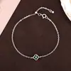 Pulseira de Prata Esterlina S925 com Incrustação de Diamantes Coloridos Trevo da Sorte de Quatro Folhas para Mulheres Nicho Exquisite Simples Acessível Luxo High-End Versátil Joia de Mão