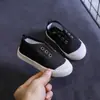 Zapatos infantiles de primavera y otoño versión coreana de zapatillas de lona para niños zapatos casuales para bebés para niños y niñas una generación de marea al por mayor