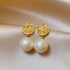 Brincos Pendentes Design Martelado Dourado com Pérola Senso de Design Nicho Brincos Mulheres 2026 Brincos de Tarraxa Super Quentes Brincos Únicos Lindo Temperamento Acessórios para Orelhas