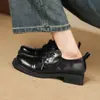 Sapatos Casuais de Couro Estilo Britânico com Cadarço Retro 2026 Novos Versáteis de Boca Rasa Tamanho Grande Salto Bloco 3.5cm Tendência