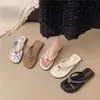 Chinelos de Corrente Estilo Chanel 2026 para Mulheres, Uso Externo de Verão, Sandálias Elegantes de Dedo, Chinelos Planos de Praia