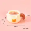 Adornos de juguetes de comida en miniatura de osito lindo, utensilios de cocina mini simulados como teteras, jarras de leche y frascos, decoración de escena para casa de muñecas