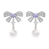 Únicos y elegantes, estos dulces pendientes de lazo con incrustaciones de diamantes y perlas exudan un aura elegante y sofisticada, ofreciendo un toque de lujo y versatilidad para cualquier atuendo.