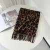 Bufanda de cachemira sintética de estilo europeo y americano, retro de alta gama, con estampado de leopardo, un accesorio cálido y versátil para mujer, un chal cómodo