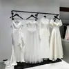Suporte de Exibição de Vestido de Noiva Montado na Parede Cabide de Vestido Canto Curvo Suporte de Exibição Xiuhe Cabide Hanfu Prateleira para Roupas Femininas