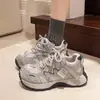 Super Venta Zapatos de Papá de Suela Gruesa para Mujer Aumenta la Altura Hace que los Pies Parezcan Más Pequeños 2026 Nuevos Otoño Versátiles Deportivos Casuales Zapatos Forrest Gump