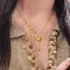 Tienda de Oro Mismo Estilo Arena Dorada Paz Alegría Color Dorado Pequeño Oro Tuo Collar Nuevo Estilo Chino para Mujer Cadena Clavicular Elegante de Lujo Ligero