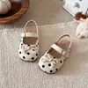 Sandálias Fechadas Elegantes com Bolinhas para Meninas 2026 Novo Estilo de Verão Sapatos de Princesa com Laço, Solado Macio e Calcanhar Aberto