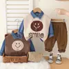 Conjunto Casual de 3 Peças para Meninos 2025 Nova Moda Camisa com Colete Rosto Sorridente Roupas Estilosas de Outono para Bebê Tendência Legal