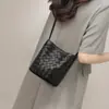 2026 Verão Nova Bolsa Pequena Feminina Bolsa de Ombro Transversal Feminina Bolsa de Balde Tecida Fashion para o Dia a Dia