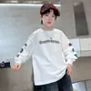 Camiseta de manga comprida para meninos, algodão puro, nova coleção outono/inverno 2026, para crianças de tamanho médio e grande, fina e estilosa, com um design legal e moderno