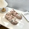 Zuecos Mary Jane Súper Elegantes para Niñas 2026 Verano Nuevos Sandalias de Exterior para Niños Zapatos de Playa Estilo Ballet Modernos