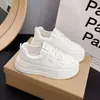 Zapatillas blancas ultraligeras, zapatos casuales de suela gruesa para mujer, nuevos zapatos deportivos versátiles para aumentar la altura otoño 2026, zapatos planos de suela única