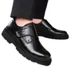 Zapatos de hombre marca Dragonfly auténticos modelo nuevo 2026 suela gruesa sin cordones casuales de cuero para hombre zapatos casuales de negocios británicos