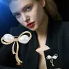 Broche de Lazo de Perlas Semihueso Estilo Coreano Sencillo Versátil para el Trabajo Corsage Antirreflejos de Atmósfera Avanzada