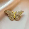 Broche de Borboleta de Cristal Exquisito, Moda de Nicho de Luxo para Mulheres, Broche de Luxo Leve, Broche de Alto Padrão, Acessório para Terno e Casaco