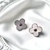 Moda Clásico Transfronterizo Nicho Versátil Pendientes de Flor de Trébol de Cuatro Hojas, Estilo Nuevo, Pendientes de Diseño Elegante, Simple, de Lujo Ligero