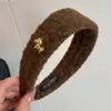 Diadema de Lana Roja Suave de Año Nuevo con Ala Ancha Etiqueta Dorada Cabeza de Pony para Mujer, Pinza para el Cabello Versátil de Gama Alta Diadema Accesorio para el Cabello