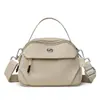 Bolsa de Mão Nova Versátil Simples e Casual com Design de Nylon Liso Texturizado, Bolsa de Ombro e Bolsa Transversal Feminina Moderna e Fashion
